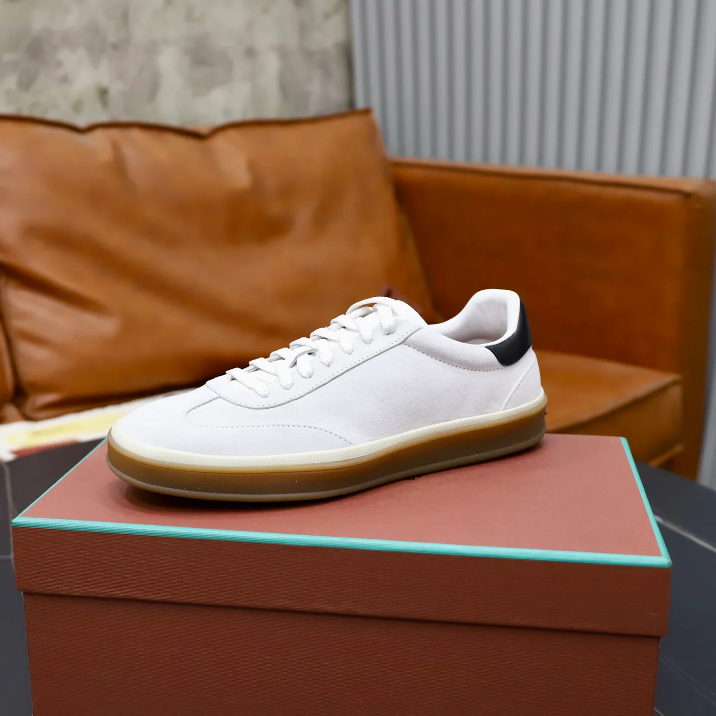 Ex-factory price: 560💰Loro Riana men’s moral training sneakers! Made from high-quality materials and designed in a low-cut silhouette, it offers an elegant and stylish look that's suitable for year-round wear. The unique double-layer sole aesthetic design, caramel cup-shaped outsole is decorated with off-white rubber trim, creating an attractive color combination. Pair with tailored pieces or jeans for a sophisticated yet casual look. The heel is decorated with soft cow leather tongue with Kummel color inserts and cotton laces with embossed LP logo. Upper: cow split suede. Lining: original thickened soft sheepskin. Size: 38-39-40-41-42-43-44 (customized in 45.46)